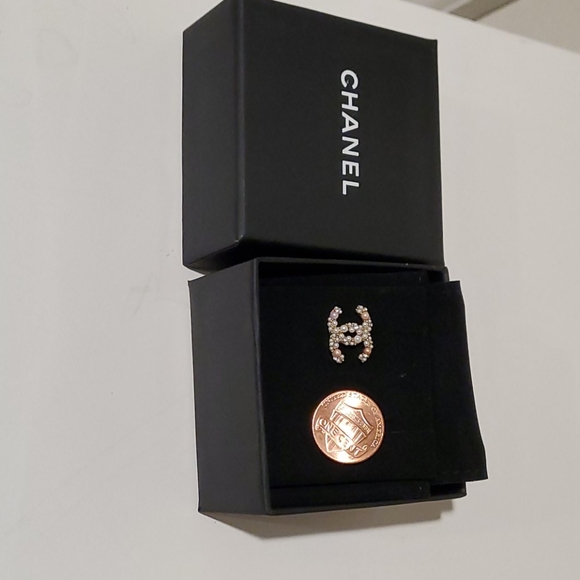 !SOLD! CHANEL CC LOGO STUD EARRING - Picture 2 of 3